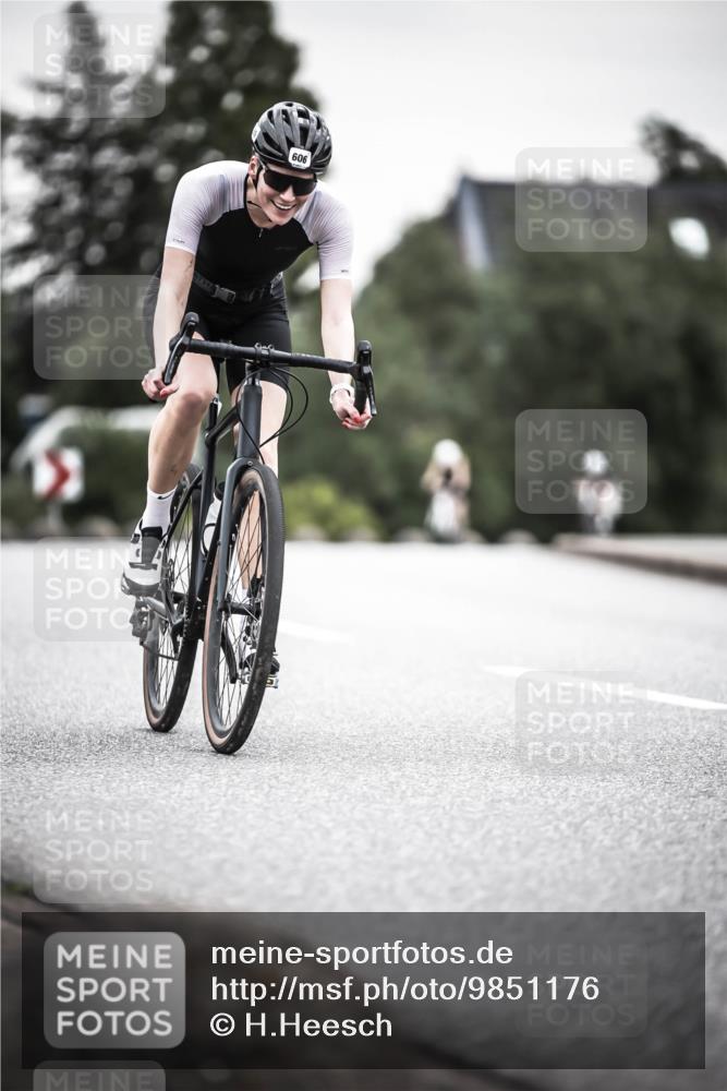 21.06.2026 - 29. Vierlanden-Triathlon H.Heesch http://msf.ph/oto/9851176 21.06.2026 10:28:29 Radfahren 4, 51, 55, 61, 78, 99, 106, 197, 387, 481, 535, 561, 574, 582, 592, 606, 608, 616 meine-sportfotos.de
