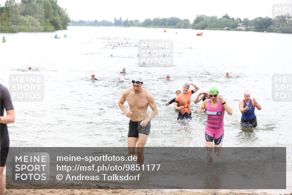 21.06.2026 - 29. Vierlanden-Triathlon Andreas Tolksdorf http://msf.ph/oto/9851177 21.06.2026 10:17:08 Schwimmen 386, 480, 488, 521, 530, 533, 574, 591, 602, 625 meine-sportfotos.de