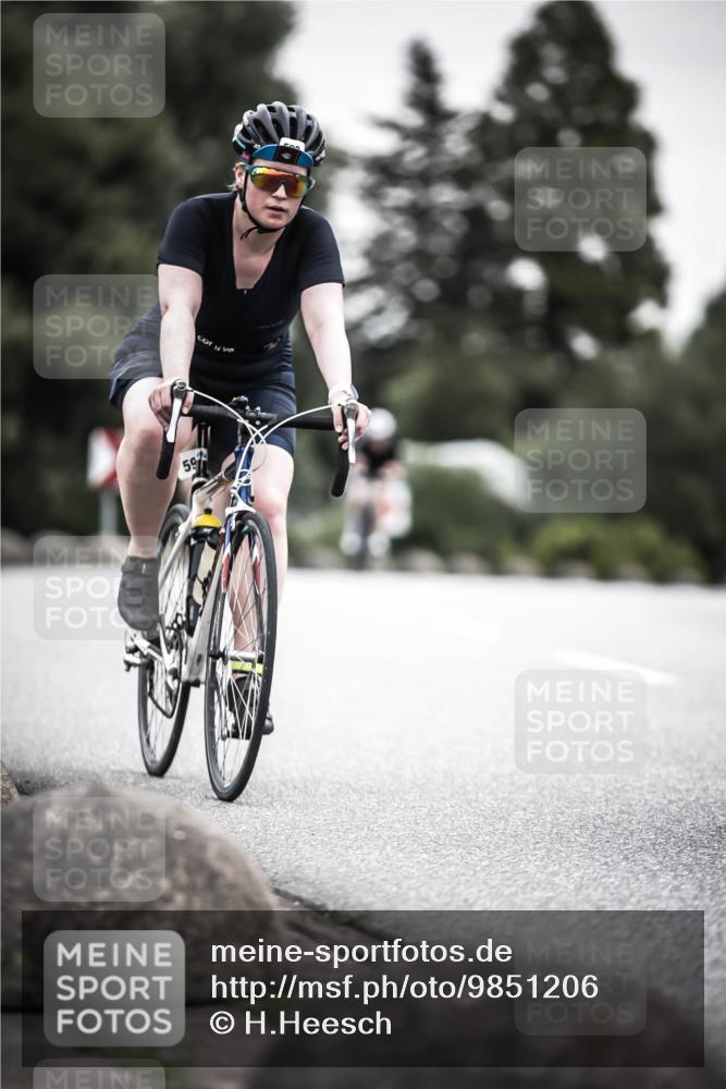 21.06.2026 - 29. Vierlanden-Triathlon H.Heesch http://msf.ph/oto/9851206 21.06.2026 10:28:33 Radfahren 51, 55, 61, 78, 99, 106, 197, 367, 387, 390, 511, 535, 561, 592, 606, 616 meine-sportfotos.de