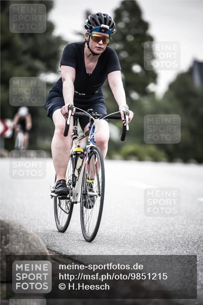 21.06.2026 - 29. Vierlanden-Triathlon H.Heesch http://msf.ph/oto/9851215 21.06.2026 10:28:33 Radfahren 51, 55, 61, 78, 99, 106, 197, 367, 387, 390, 511, 535, 561, 592, 606, 616 meine-sportfotos.de