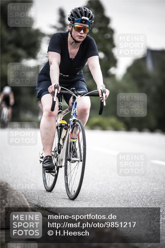 21.06.2026 - 29. Vierlanden-Triathlon H.Heesch http://msf.ph/oto/9851217 21.06.2026 10:28:33 Radfahren 51, 55, 61, 78, 99, 106, 197, 367, 387, 390, 511, 535, 561, 592, 606, 616 meine-sportfotos.de