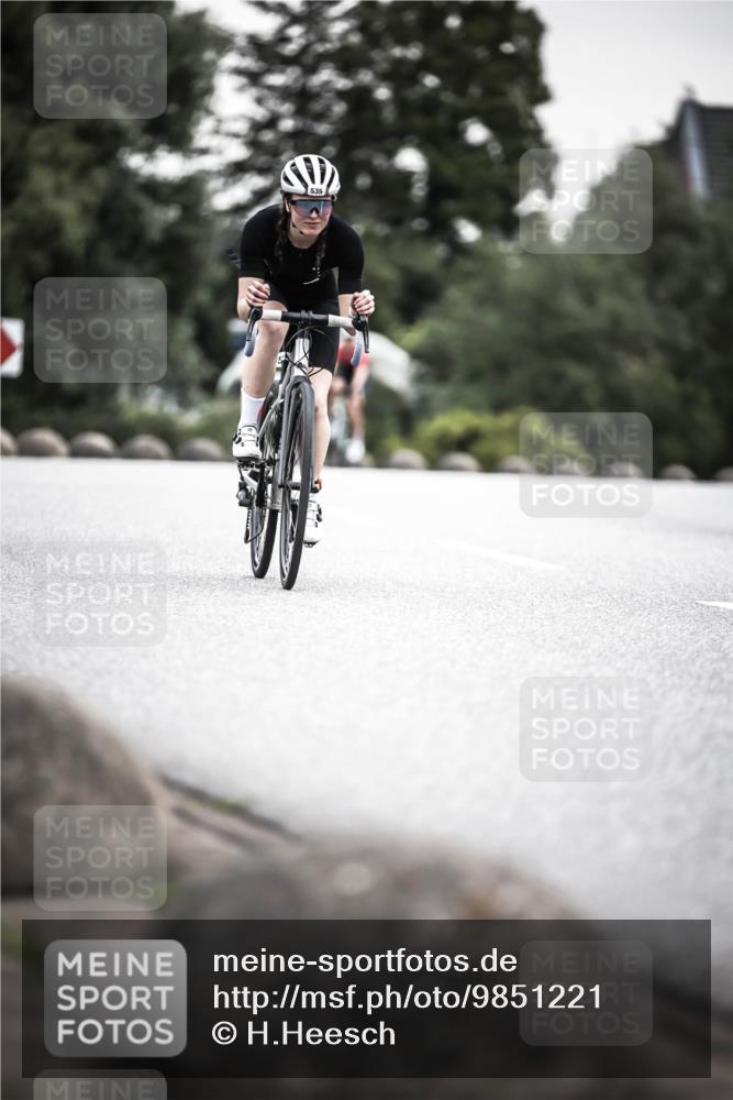 21.06.2026 - 29. Vierlanden-Triathlon H.Heesch http://msf.ph/oto/9851221 21.06.2026 10:28:36 Radfahren 99, 106, 367, 387, 390, 508, 511, 535, 561, 592, 616 meine-sportfotos.de