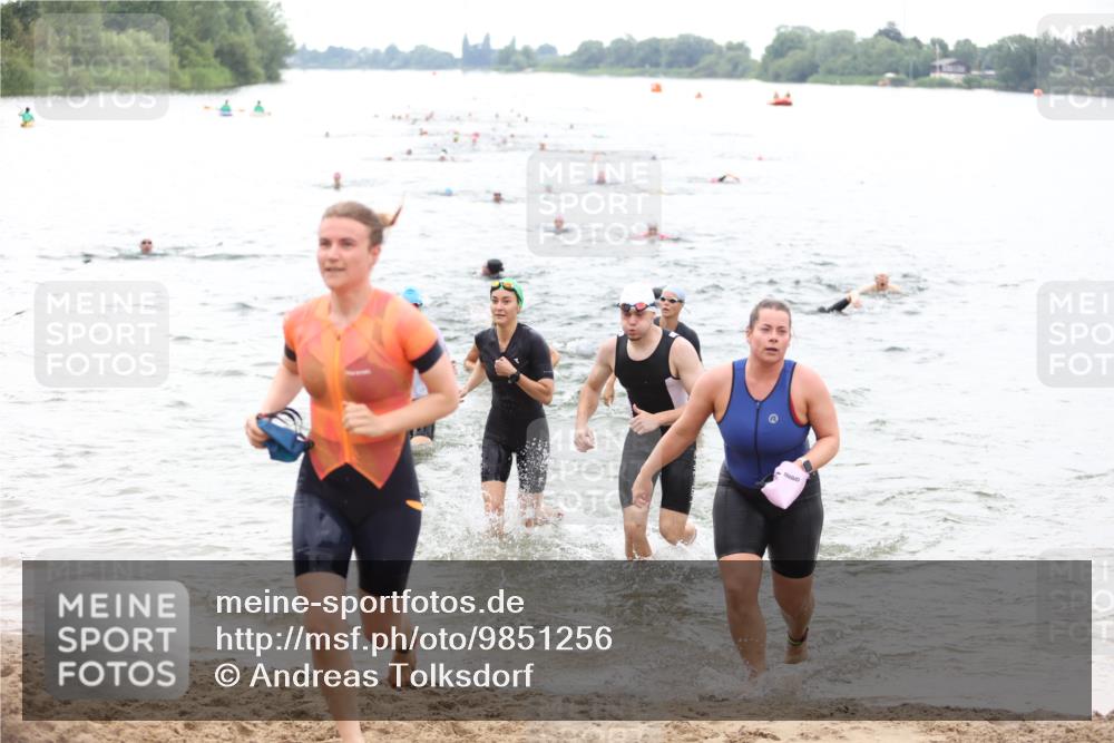 21.06.2026 - 29. Vierlanden-Triathlon Andreas Tolksdorf http://msf.ph/oto/9851256 21.06.2026 10:17:13 Schwimmen 386, 488, 521, 530, 533, 574, 585, 591, 599, 602, 625 meine-sportfotos.de
