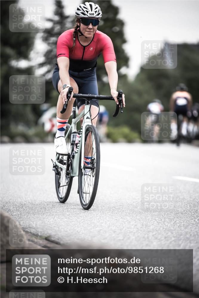 21.06.2026 - 29. Vierlanden-Triathlon H.Heesch http://msf.ph/oto/9851268 21.06.2026 10:28:43 Radfahren 390, 508, 583, 619 meine-sportfotos.de