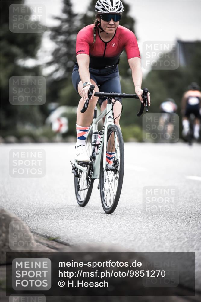21.06.2026 - 29. Vierlanden-Triathlon H.Heesch http://msf.ph/oto/9851270 21.06.2026 10:28:43 Radfahren 390, 508, 583, 619 meine-sportfotos.de