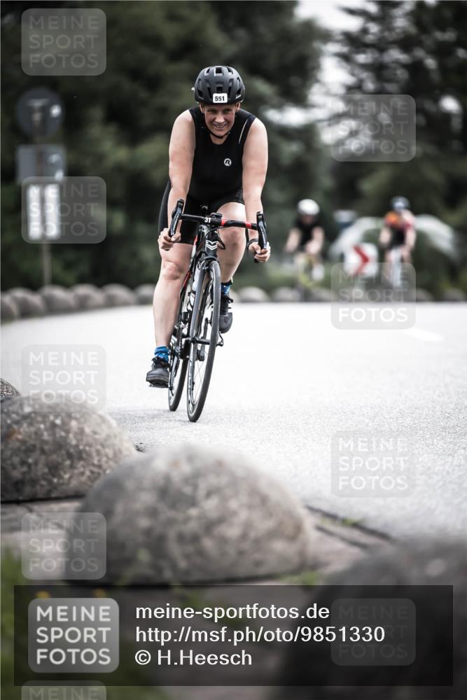 21.06.2026 - 29. Vierlanden-Triathlon H.Heesch http://msf.ph/oto/9851330 21.06.2026 10:28:52 Radfahren 27, 499, 551, 553, 619 meine-sportfotos.de