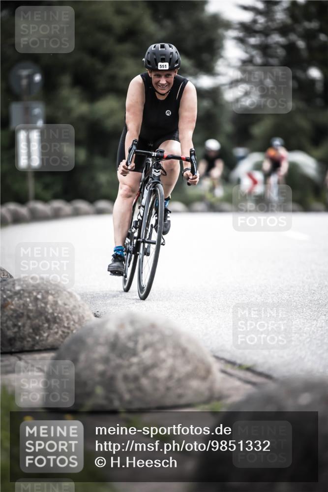 21.06.2026 - 29. Vierlanden-Triathlon H.Heesch http://msf.ph/oto/9851332 21.06.2026 10:28:52 Radfahren 27, 499, 551, 553, 619 meine-sportfotos.de