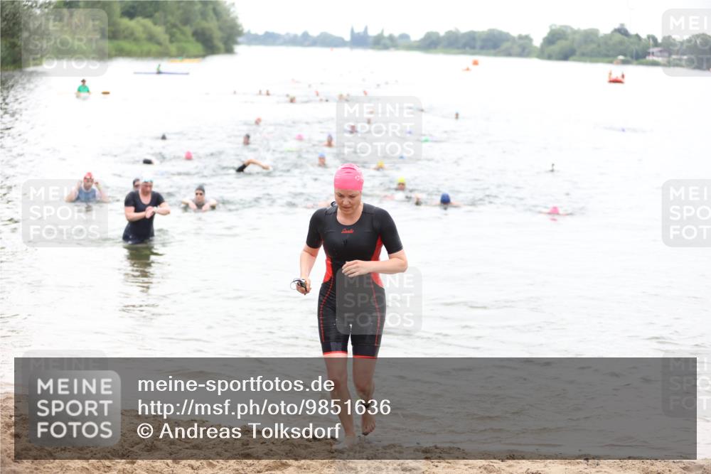 21.06.2026 - 29. Vierlanden-Triathlon Andreas Tolksdorf http://msf.ph/oto/9851636 21.06.2026 10:18:11 Schwimmen 494, 592 meine-sportfotos.de
