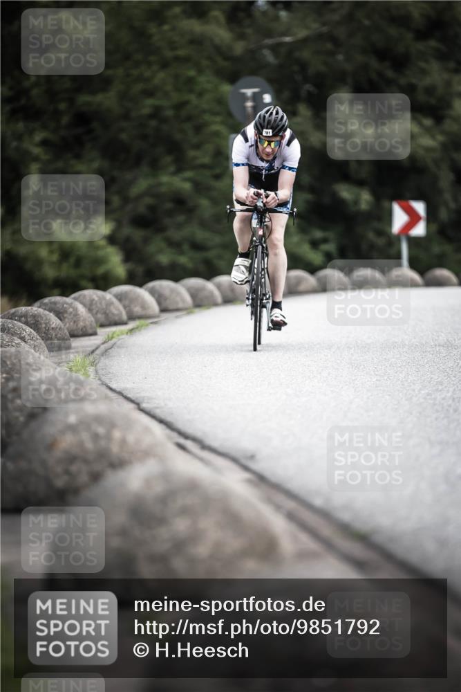 21.06.2026 - 29. Vierlanden-Triathlon H.Heesch http://msf.ph/oto/9851792 21.06.2026 12:05:00 Radfahren 245, 781, 964 meine-sportfotos.de