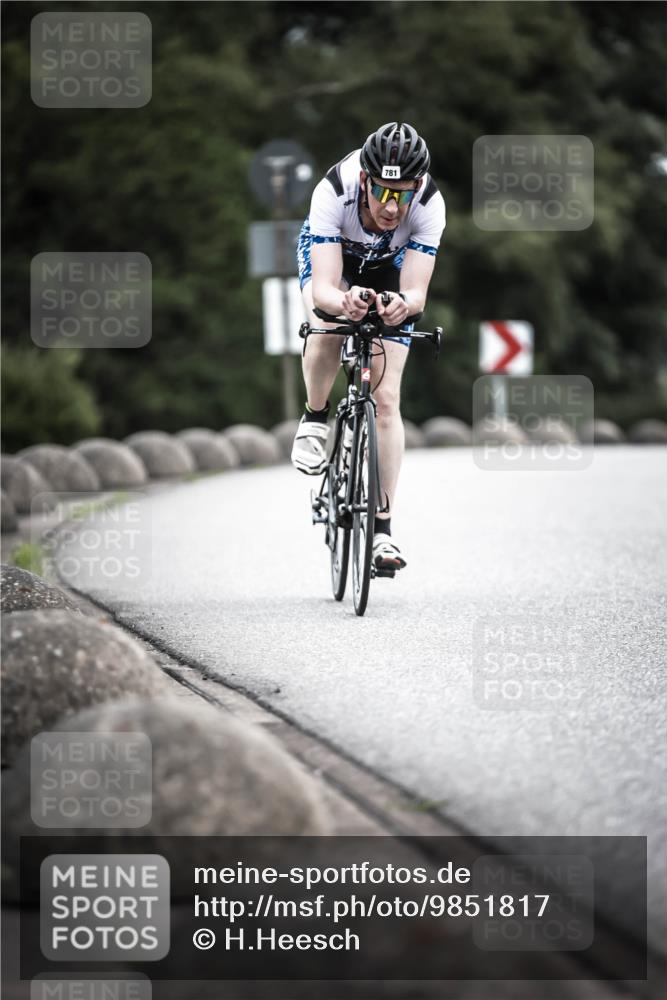21.06.2026 - 29. Vierlanden-Triathlon H.Heesch http://msf.ph/oto/9851817 21.06.2026 12:05:01 Radfahren 245, 781, 882, 964 meine-sportfotos.de