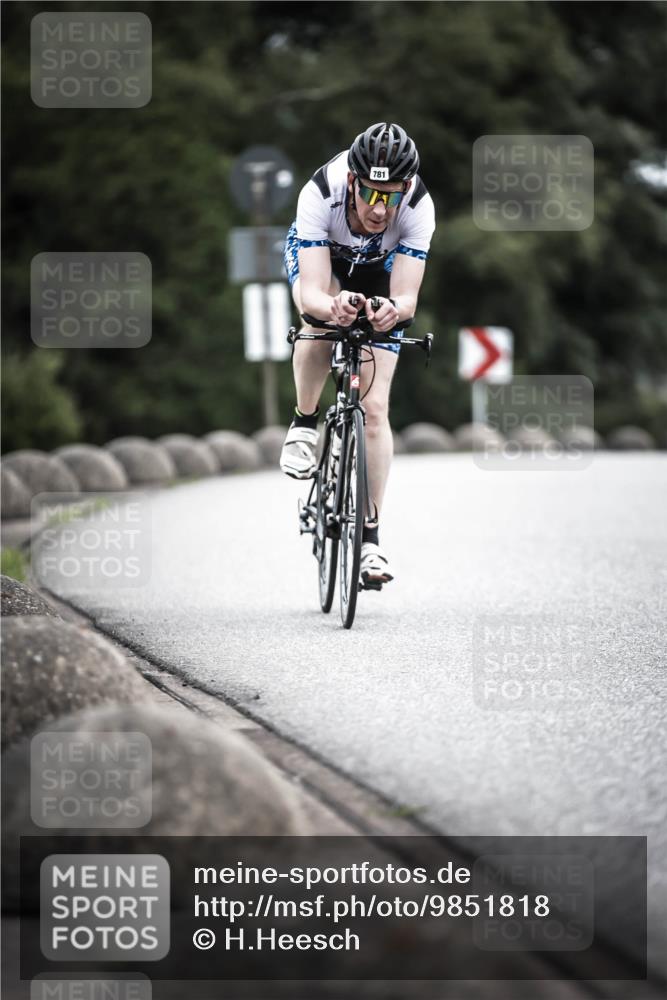21.06.2026 - 29. Vierlanden-Triathlon H.Heesch http://msf.ph/oto/9851818 21.06.2026 12:05:01 Radfahren 245, 781, 882, 964 meine-sportfotos.de