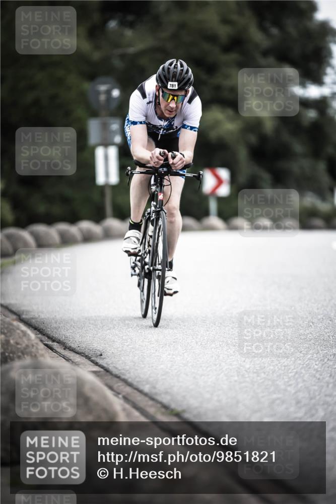21.06.2026 - 29. Vierlanden-Triathlon H.Heesch http://msf.ph/oto/9851821 21.06.2026 12:05:01 Radfahren 245, 781, 882, 964 meine-sportfotos.de