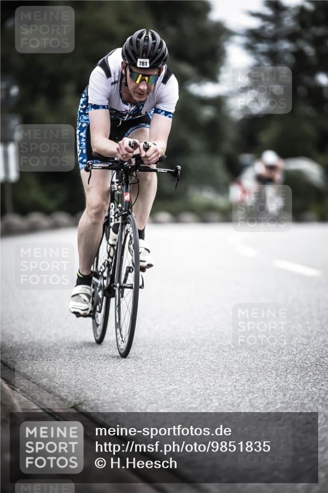 21.06.2026 - 29. Vierlanden-Triathlon H.Heesch http://msf.ph/oto/9851835 21.06.2026 12:05:02 Radfahren 245, 781, 882, 964 meine-sportfotos.de