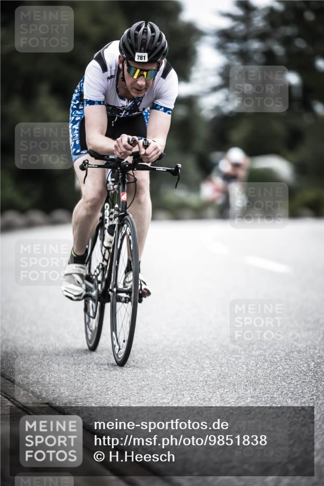 21.06.2026 - 29. Vierlanden-Triathlon H.Heesch http://msf.ph/oto/9851838 21.06.2026 12:05:02 Radfahren 245, 781, 882, 964 meine-sportfotos.de