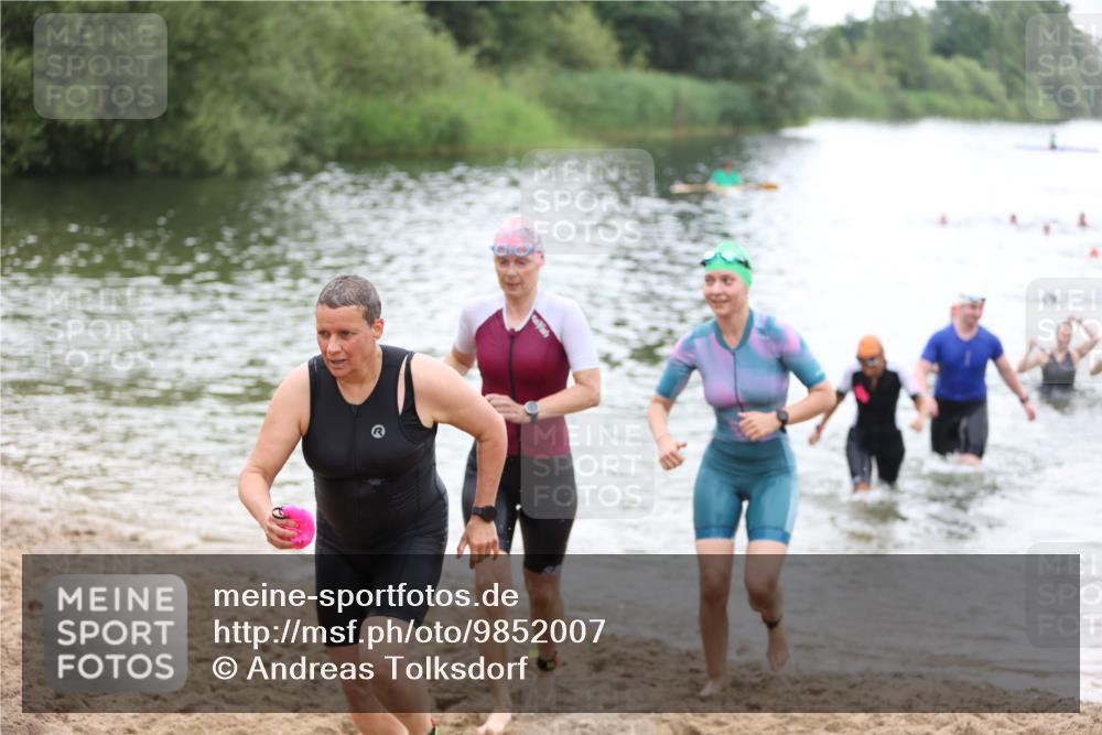 21.06.2026 - 29. Vierlanden-Triathlon Andreas Tolksdorf http://msf.ph/oto/9852007 21.06.2026 10:18:52 Schwimmen 355, 482, 492, 497, 524, 551, 556, 561, 570, 595, 601 meine-sportfotos.de