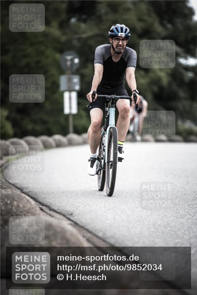 21.06.2026 - 29. Vierlanden-Triathlon H.Heesch http://msf.ph/oto/9852034 21.06.2026 12:05:42 Radfahren 721, 767, 842, 849, 874, 879, 918 meine-sportfotos.de