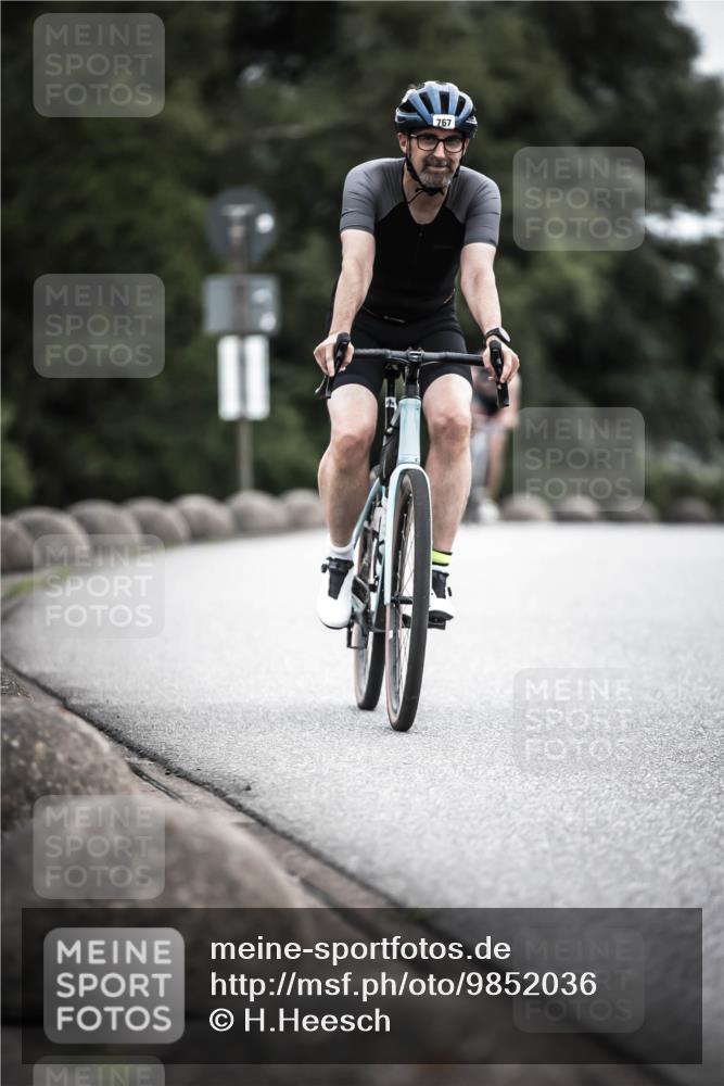 21.06.2026 - 29. Vierlanden-Triathlon H.Heesch http://msf.ph/oto/9852036 21.06.2026 12:05:42 Radfahren 721, 767, 842, 849, 874, 879, 918 meine-sportfotos.de