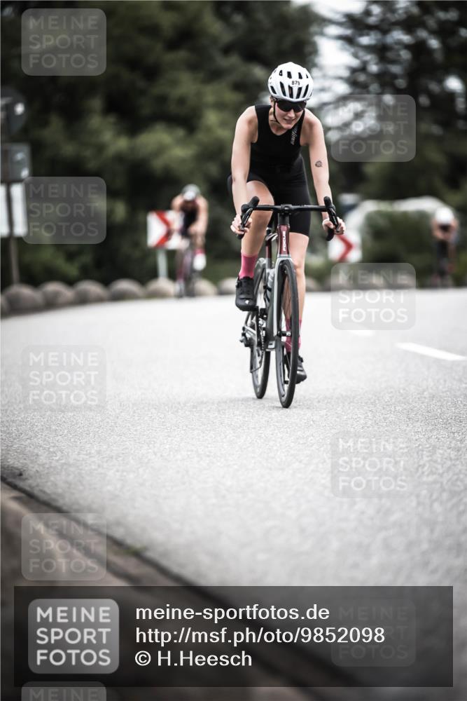 21.06.2026 - 29. Vierlanden-Triathlon H.Heesch http://msf.ph/oto/9852098 21.06.2026 12:05:49 Radfahren 721, 827, 879, 918, 942, 955 meine-sportfotos.de