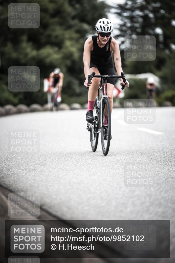 21.06.2026 - 29. Vierlanden-Triathlon H.Heesch http://msf.ph/oto/9852102 21.06.2026 12:05:49 Radfahren 721, 827, 879, 918, 942, 955 meine-sportfotos.de