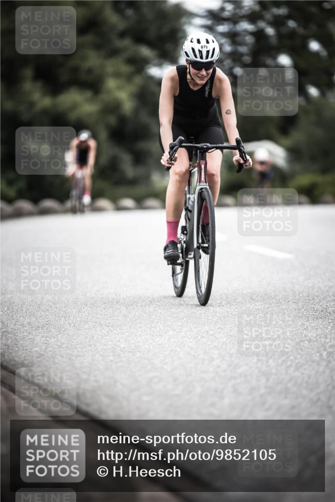 21.06.2026 - 29. Vierlanden-Triathlon H.Heesch http://msf.ph/oto/9852105 21.06.2026 12:05:49 Radfahren 721, 827, 879, 918, 942, 955 meine-sportfotos.de