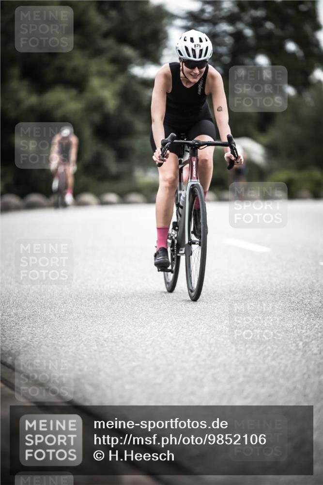 21.06.2026 - 29. Vierlanden-Triathlon H.Heesch http://msf.ph/oto/9852106 21.06.2026 12:05:49 Radfahren 721, 827, 879, 918, 942, 955 meine-sportfotos.de
