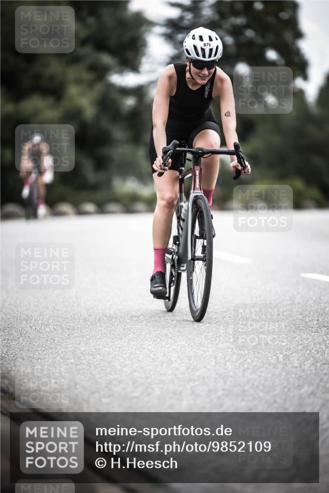21.06.2026 - 29. Vierlanden-Triathlon H.Heesch http://msf.ph/oto/9852109 21.06.2026 12:05:49 Radfahren 721, 827, 879, 918, 942, 955 meine-sportfotos.de