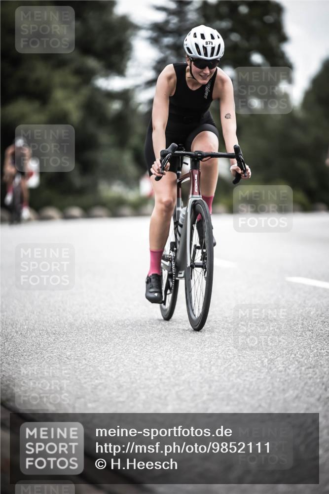 21.06.2026 - 29. Vierlanden-Triathlon H.Heesch http://msf.ph/oto/9852111 21.06.2026 12:05:49 Radfahren 721, 827, 879, 918, 942, 955 meine-sportfotos.de