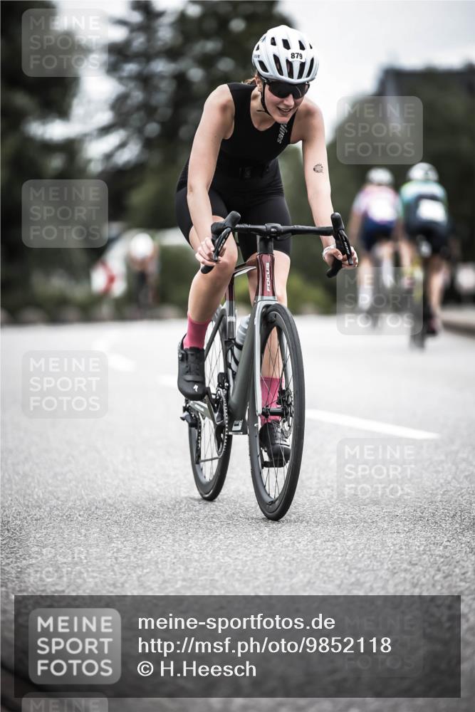 21.06.2026 - 29. Vierlanden-Triathlon H.Heesch http://msf.ph/oto/9852118 21.06.2026 12:05:49 Radfahren 721, 827, 879, 918, 942, 955 meine-sportfotos.de
