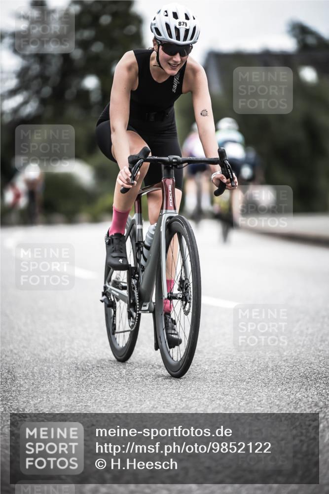 21.06.2026 - 29. Vierlanden-Triathlon H.Heesch http://msf.ph/oto/9852122 21.06.2026 12:05:49 Radfahren 721, 827, 879, 918, 942, 955 meine-sportfotos.de