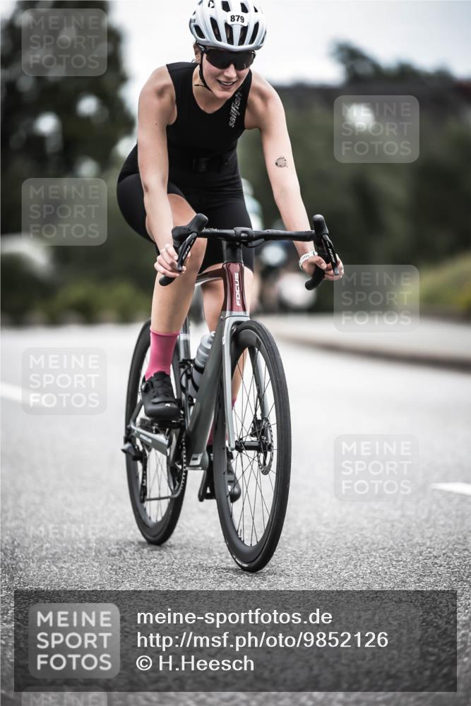 21.06.2026 - 29. Vierlanden-Triathlon H.Heesch http://msf.ph/oto/9852126 21.06.2026 12:05:49 Radfahren 721, 827, 879, 918, 942, 955 meine-sportfotos.de