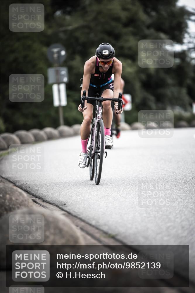 21.06.2026 - 29. Vierlanden-Triathlon H.Heesch http://msf.ph/oto/9852139 21.06.2026 12:05:52 Radfahren 721, 827, 879, 927, 942, 955 meine-sportfotos.de