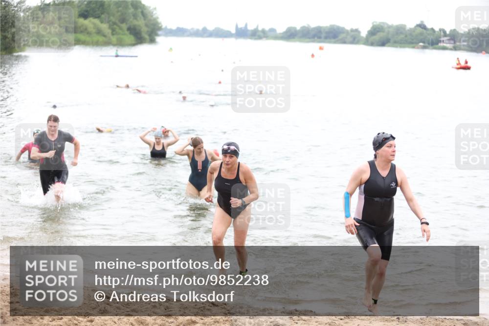 21.06.2026 - 29. Vierlanden-Triathlon Andreas Tolksdorf http://msf.ph/oto/9852238 21.06.2026 10:19:32 Schwimmen 498, 505, 518, 522, 523, 527, 534, 548, 566, 579, 580, 581, 594, 603, 1357 meine-sportfotos.de