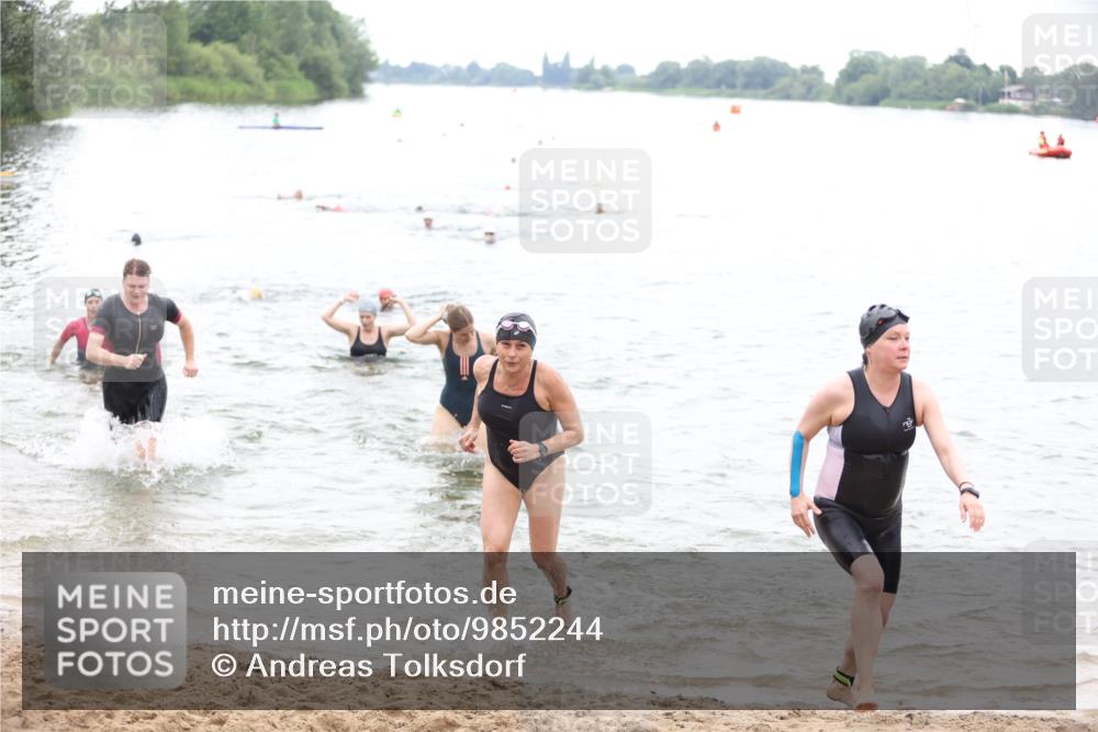 21.06.2026 - 29. Vierlanden-Triathlon Andreas Tolksdorf http://msf.ph/oto/9852244 21.06.2026 10:19:32 Schwimmen 498, 505, 518, 522, 523, 527, 534, 548, 566, 579, 580, 581, 594, 603, 1357 meine-sportfotos.de