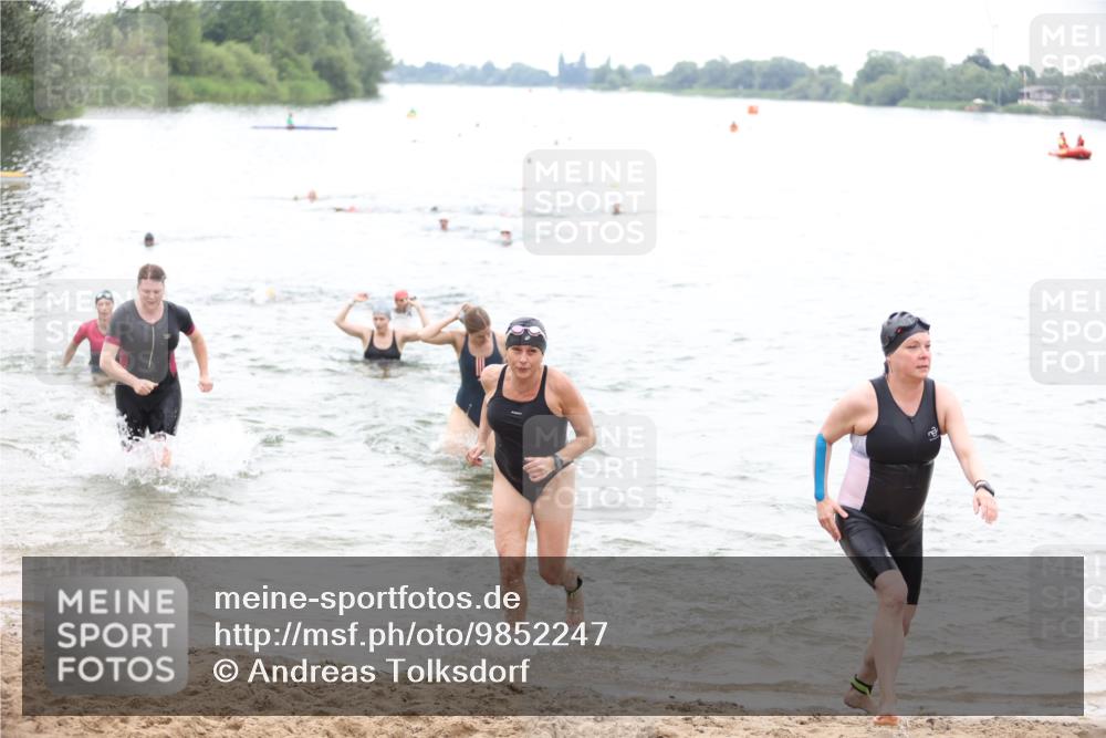 21.06.2026 - 29. Vierlanden-Triathlon Andreas Tolksdorf http://msf.ph/oto/9852247 21.06.2026 10:19:32 Schwimmen 498, 505, 518, 522, 523, 527, 534, 548, 566, 579, 580, 581, 594, 603, 1357 meine-sportfotos.de