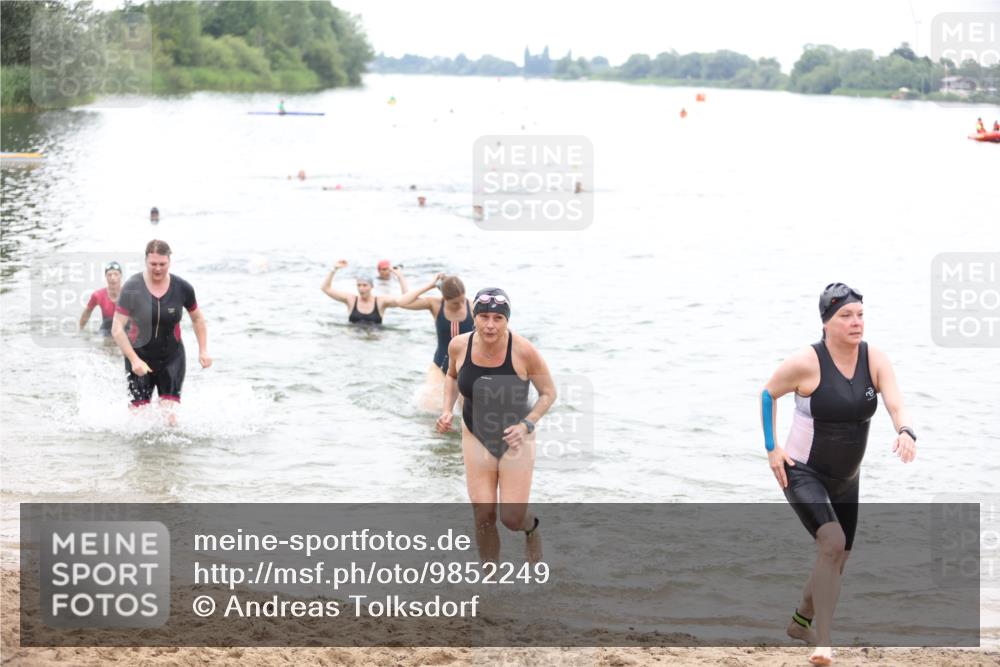 21.06.2026 - 29. Vierlanden-Triathlon Andreas Tolksdorf http://msf.ph/oto/9852249 21.06.2026 10:19:32 Schwimmen 498, 505, 518, 522, 523, 527, 534, 548, 566, 579, 580, 581, 594, 603, 1357 meine-sportfotos.de