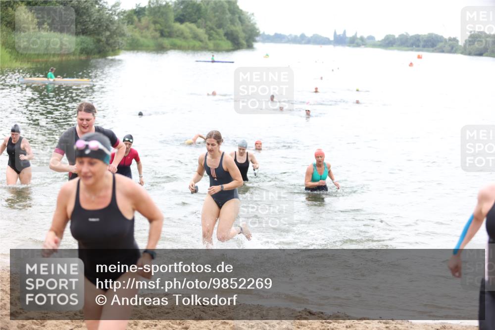 21.06.2026 - 29. Vierlanden-Triathlon Andreas Tolksdorf http://msf.ph/oto/9852269 21.06.2026 10:19:34 Schwimmen 498, 505, 523, 534, 548, 566, 579, 580, 581, 594, 603, 1357 meine-sportfotos.de