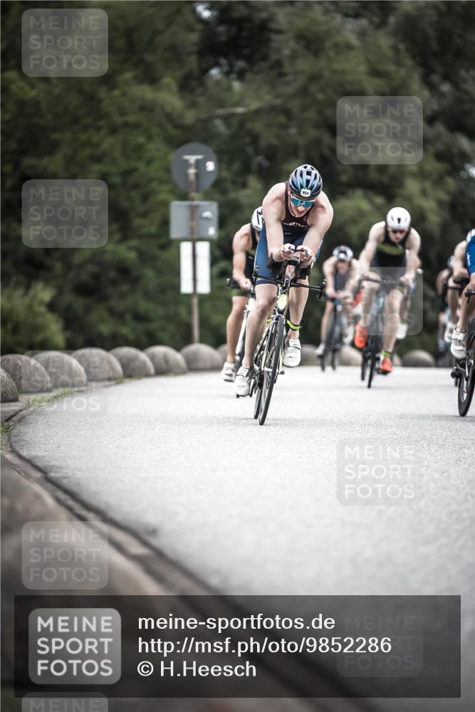 21.06.2026 - 29. Vierlanden-Triathlon H.Heesch http://msf.ph/oto/9852286 21.06.2026 12:06:08 Radfahren 248, 264, 706, 752, 829, 913, 919, 941, 954, 956, 957, 963, 965, 966, 972, 975 meine-sportfotos.de
