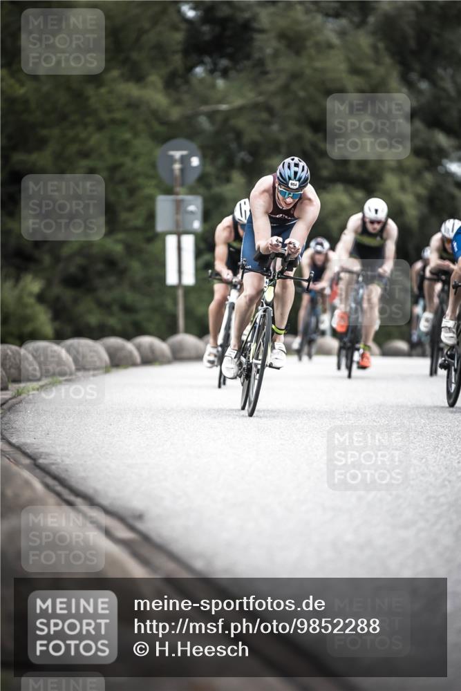 21.06.2026 - 29. Vierlanden-Triathlon H.Heesch http://msf.ph/oto/9852288 21.06.2026 12:06:08 Radfahren 248, 264, 706, 752, 829, 913, 919, 941, 954, 956, 957, 963, 965, 966, 972, 975 meine-sportfotos.de