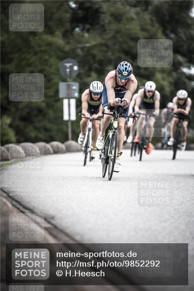 21.06.2026 - 29. Vierlanden-Triathlon H.Heesch http://msf.ph/oto/9852292 21.06.2026 12:06:08 Radfahren 248, 264, 706, 752, 829, 913, 919, 941, 954, 956, 957, 963, 965, 966, 972, 975 meine-sportfotos.de