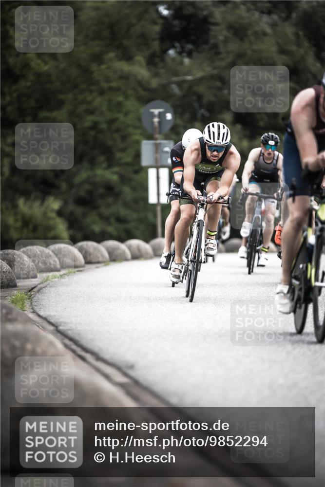 21.06.2026 - 29. Vierlanden-Triathlon H.Heesch http://msf.ph/oto/9852294 21.06.2026 12:06:09 Radfahren 248, 264, 706, 752, 829, 913, 919, 941, 954, 956, 957, 963, 965, 966, 972, 975 meine-sportfotos.de