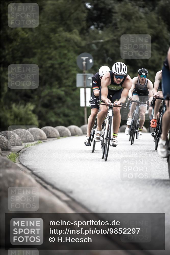 21.06.2026 - 29. Vierlanden-Triathlon H.Heesch http://msf.ph/oto/9852297 21.06.2026 12:06:09 Radfahren 248, 264, 706, 752, 829, 913, 919, 941, 954, 956, 957, 963, 965, 966, 972, 975 meine-sportfotos.de