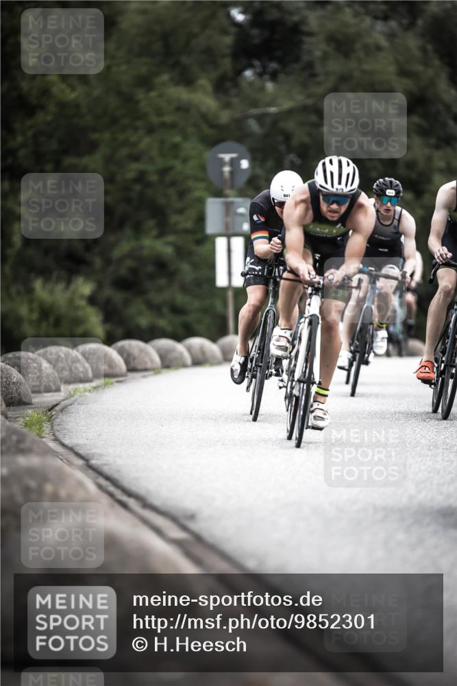 21.06.2026 - 29. Vierlanden-Triathlon H.Heesch http://msf.ph/oto/9852301 21.06.2026 12:06:09 Radfahren 248, 264, 706, 752, 829, 913, 919, 941, 954, 956, 957, 963, 965, 966, 972, 975 meine-sportfotos.de