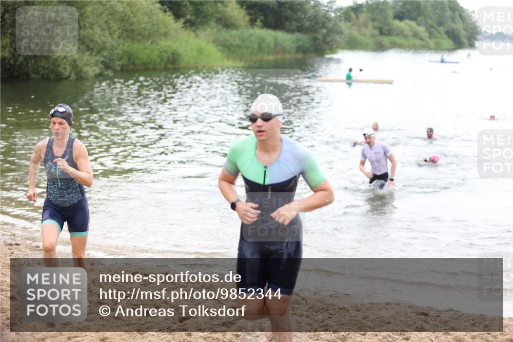 21.06.2026 - 29. Vierlanden-Triathlon Andreas Tolksdorf http://msf.ph/oto/9852344 21.06.2026 10:20:03 Schwimmen 304, 314, 484 meine-sportfotos.de