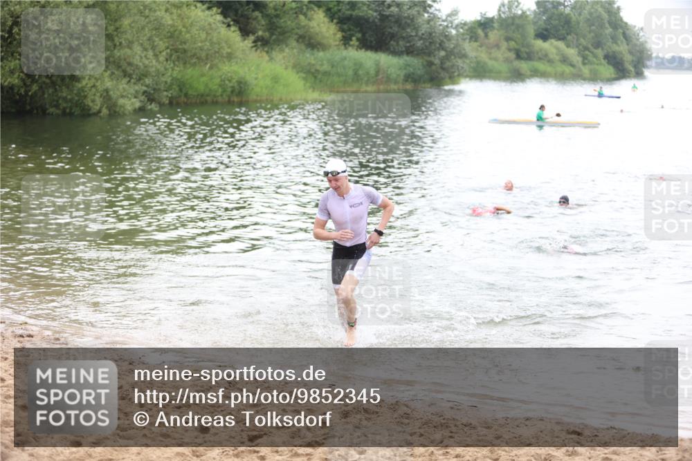21.06.2026 - 29. Vierlanden-Triathlon Andreas Tolksdorf http://msf.ph/oto/9852345 21.06.2026 10:20:05 Schwimmen 304, 314, 484, 572 meine-sportfotos.de