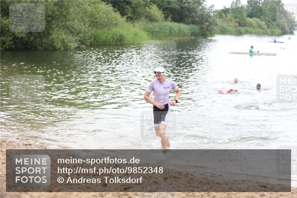 21.06.2026 - 29. Vierlanden-Triathlon Andreas Tolksdorf http://msf.ph/oto/9852348 21.06.2026 10:20:05 Schwimmen 304, 314, 484, 572 meine-sportfotos.de