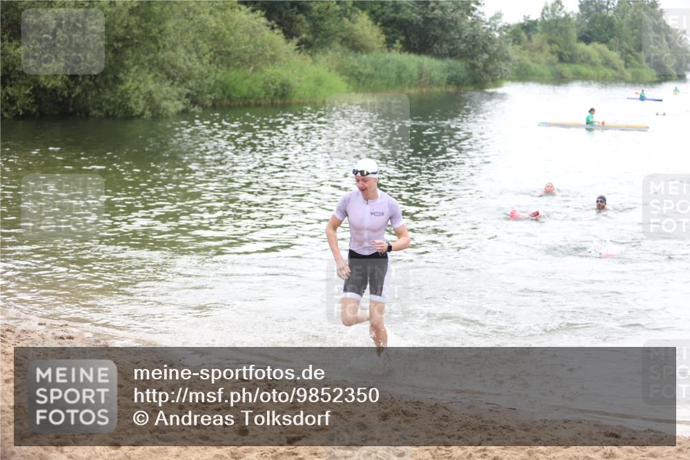 21.06.2026 - 29. Vierlanden-Triathlon Andreas Tolksdorf http://msf.ph/oto/9852350 21.06.2026 10:20:05 Schwimmen 304, 314, 484, 572 meine-sportfotos.de