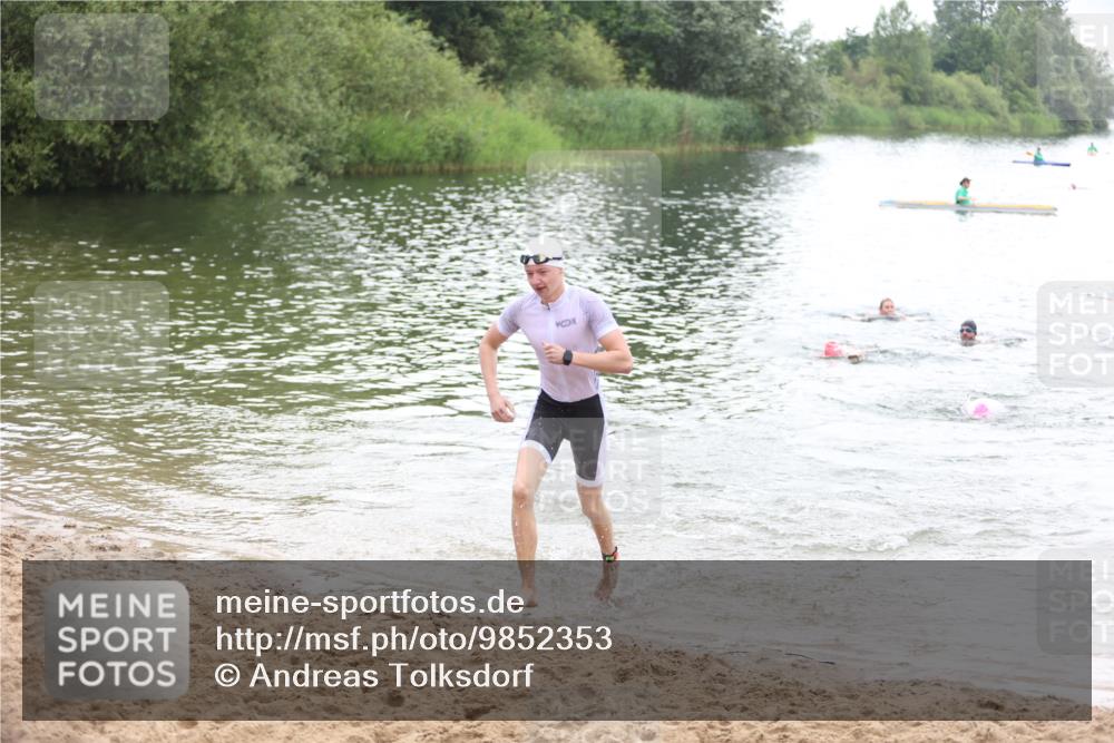 21.06.2026 - 29. Vierlanden-Triathlon Andreas Tolksdorf http://msf.ph/oto/9852353 21.06.2026 10:20:05 Schwimmen 304, 314, 484, 572 meine-sportfotos.de