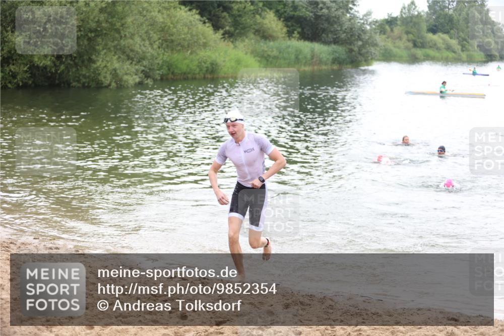 21.06.2026 - 29. Vierlanden-Triathlon Andreas Tolksdorf http://msf.ph/oto/9852354 21.06.2026 10:20:06 Schwimmen 304, 366, 484, 572 meine-sportfotos.de