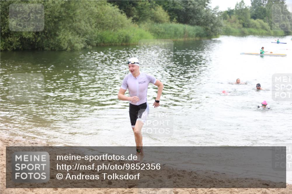 21.06.2026 - 29. Vierlanden-Triathlon Andreas Tolksdorf http://msf.ph/oto/9852356 21.06.2026 10:20:06 Schwimmen 304, 366, 484, 572 meine-sportfotos.de