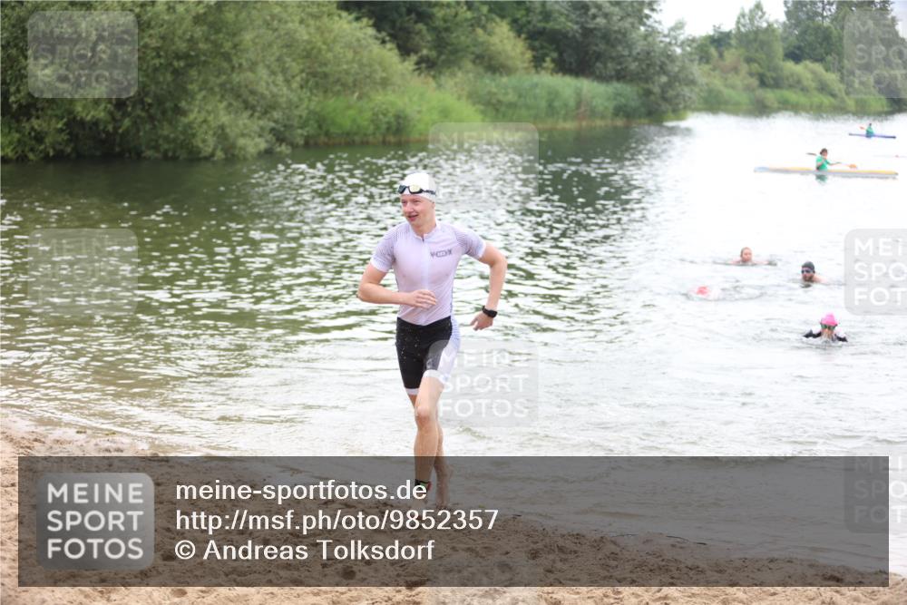 21.06.2026 - 29. Vierlanden-Triathlon Andreas Tolksdorf http://msf.ph/oto/9852357 21.06.2026 10:20:06 Schwimmen 304, 366, 484, 572 meine-sportfotos.de